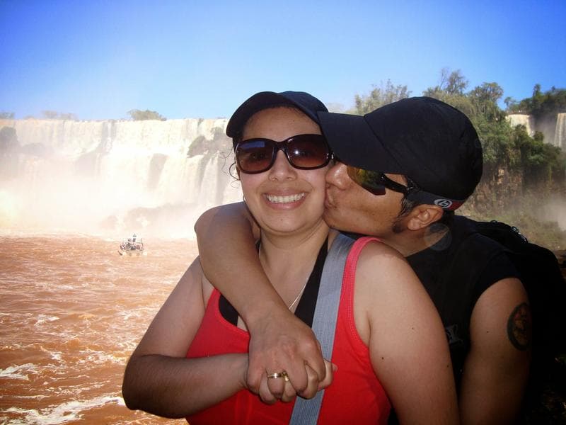 Foto con las cascadas de Iguazú al fondo